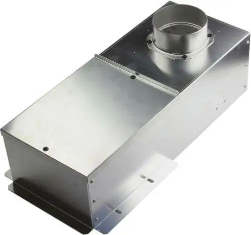 Metallisches Gehäuse mit angeschlossenem runden Luftkanal, vermutlich Teil eines Belüftungssystems. Das Produkt stammt von Bosch.